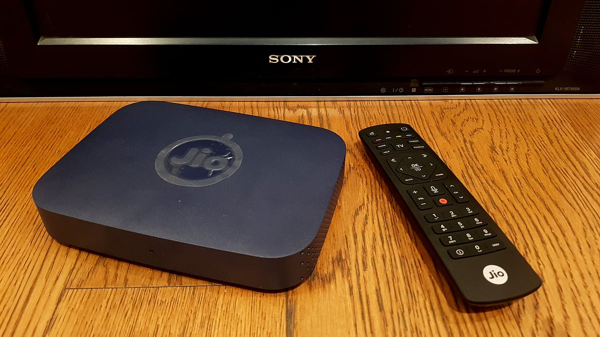 The Reliance JioFiber Set top box and remote. 