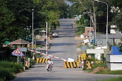 ISLAMABAD, Aug. 4, 2013 (Xinhua/IANS) -- Security personnel stay on guard outside the U.S. Embassy in Islamabad, Pakistan, Aug. 4, 2013. U.S. embassies across the Islamic world were shuttered Sunday temporarily upon Washington