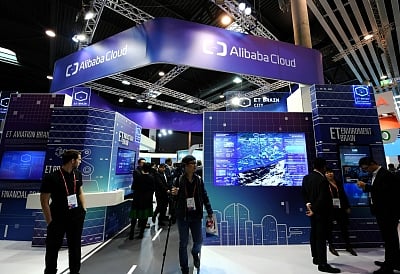 BARCELONA, Feb. 26, 2018 (Xinhua) -- People visit Alibaba Cloud