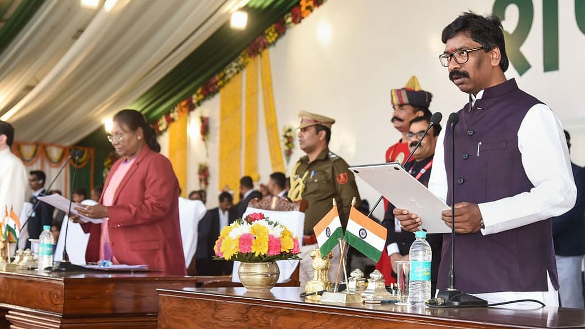 Jharkhand Governor Draupadi Murmu administers the oath of office and secrecy to JMM leader Hemant Soren as Jharkhand chief minister. 