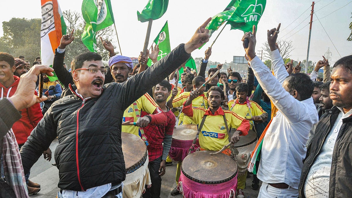 Party workers and supporters of Congress and JMM celebrate