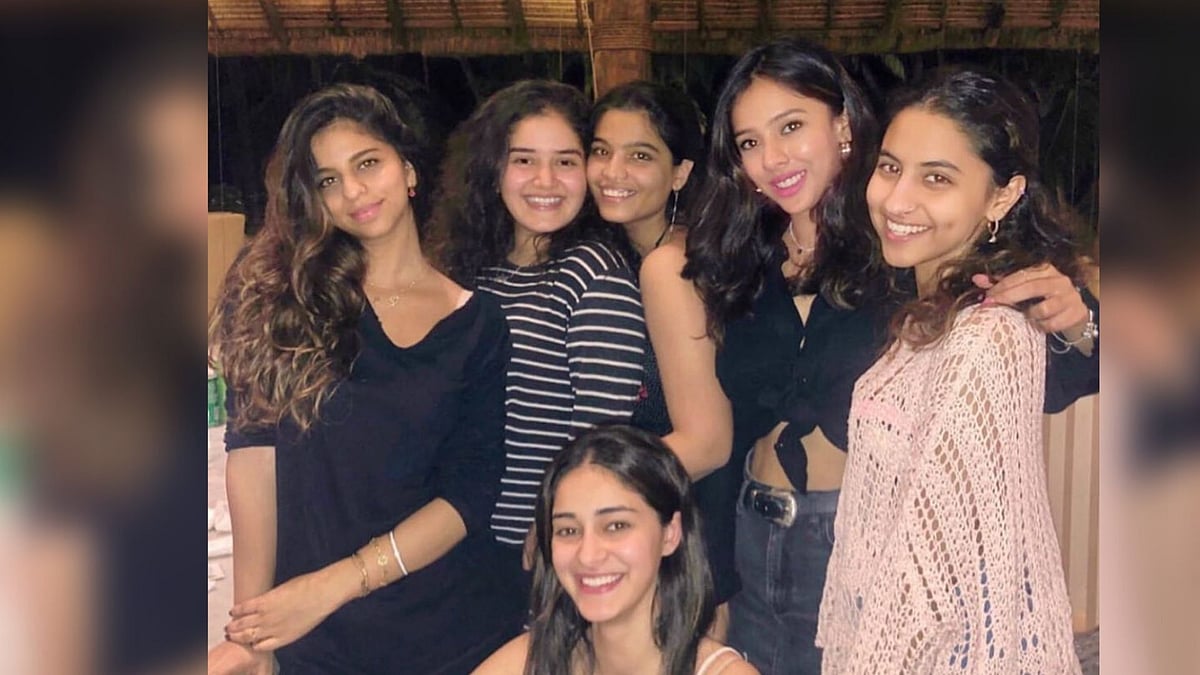 Suhana Khan with Ananya Panday and her friends in Alibaug. 