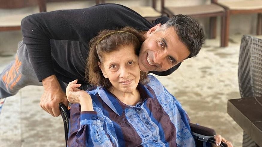 Dimple Kapadia’s mother Betty Kapadia with Akshay Kumar. 