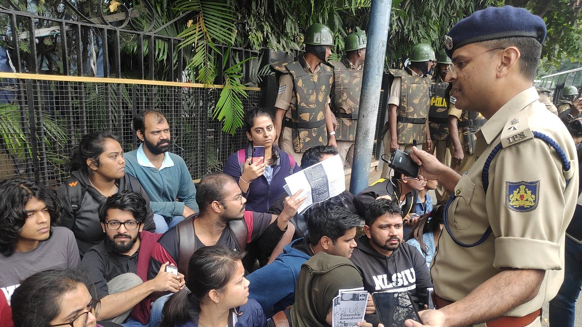 Cops sung national anthem with the protesters in Bengaluru.