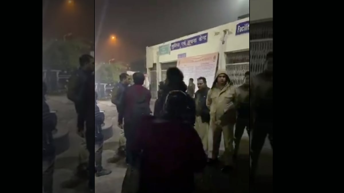 Scene outside Tis Hazari Court.