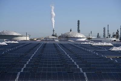 LOS ANGELES, June 27, 2017 (Xinhua) -- Photo taken on June 26, 2017 shows the 16.4 Megawatt (DC) Westmont Solar Energy Project in San Pedro, about 40 km south of Los Angeles, the United States. A just-completed rooftop solar project will power nearly 5,000 homes in southern California, making it the most powerful of its kind in the world, officials said Monday. (Xinhua/Zhao Hanrong/IANS)