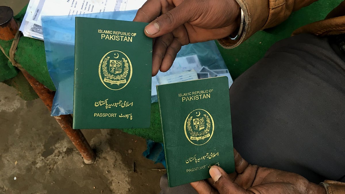 Above 700 Hindu refugees from Pakistan live in semi-permanent settlements near Gurudwara Majnu ka Tila. 