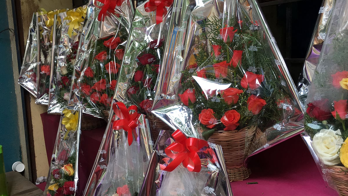 A civic official greeted the Municipal Commissioner with a bouquet wrapped in plastic despite of  ban