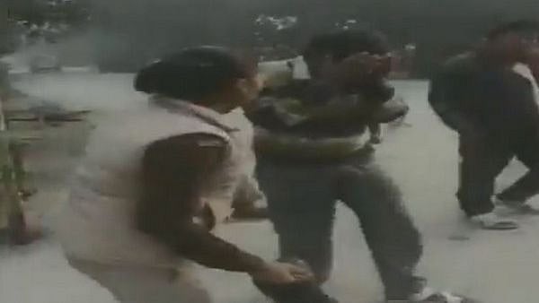 A woman constable from Uttar Pradesh repeatedly thrashed a man for allegedly harassing girls who were on their way to school in Bithur area of Kanpur.