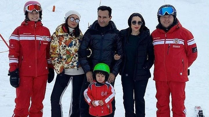 Kareena Kapoor, Saif Ali Khan, Karisma Kapoor and Taimur pose&nbsp;