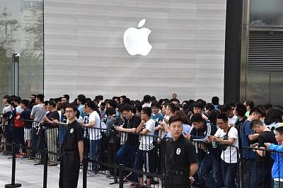 JINAN, May 21, 2016 (Xinhua) -- People line up to enter an Apple retail store in Jinan, east China
