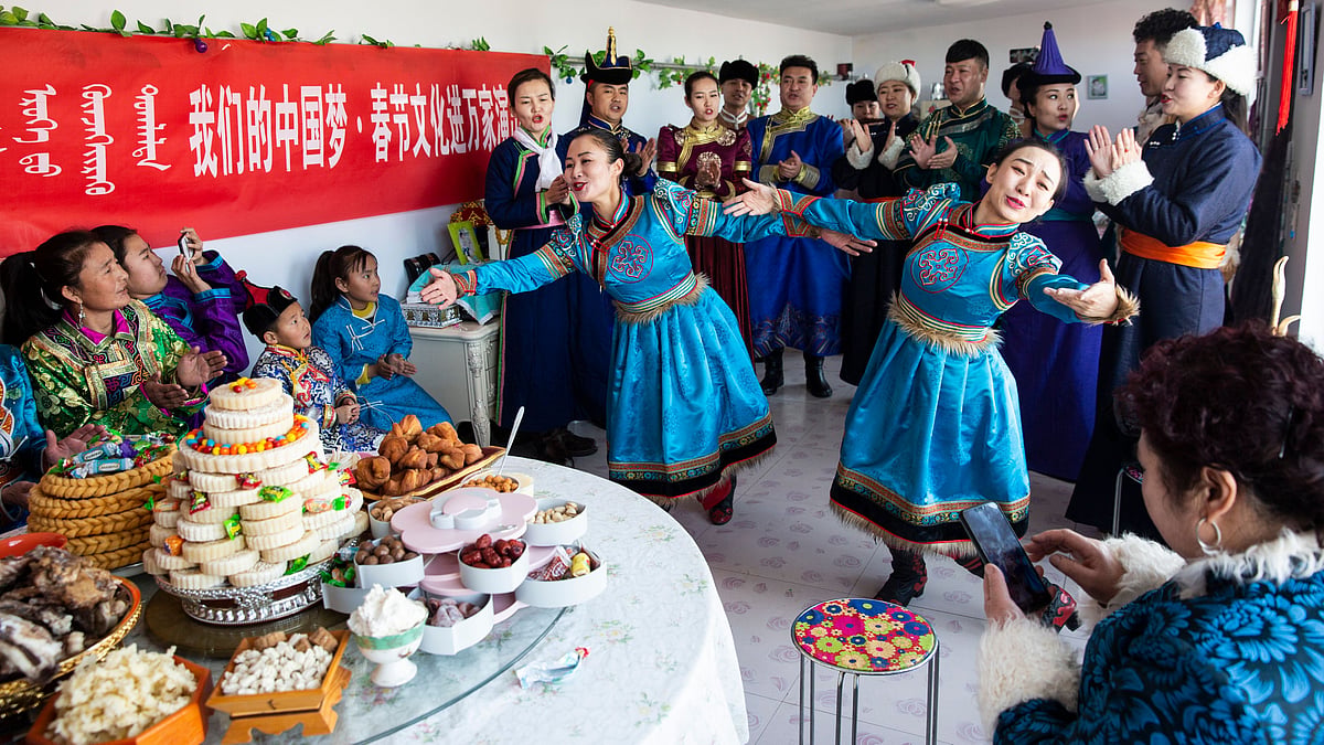 Although the space is crowded, actors and actresses with the Ulan Muqir Troupe quickly win over the audience with their wonderful performance.
