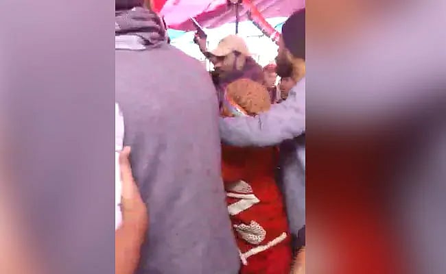 A man wielded a gun and threatened protesters in Shaheen Bagh.