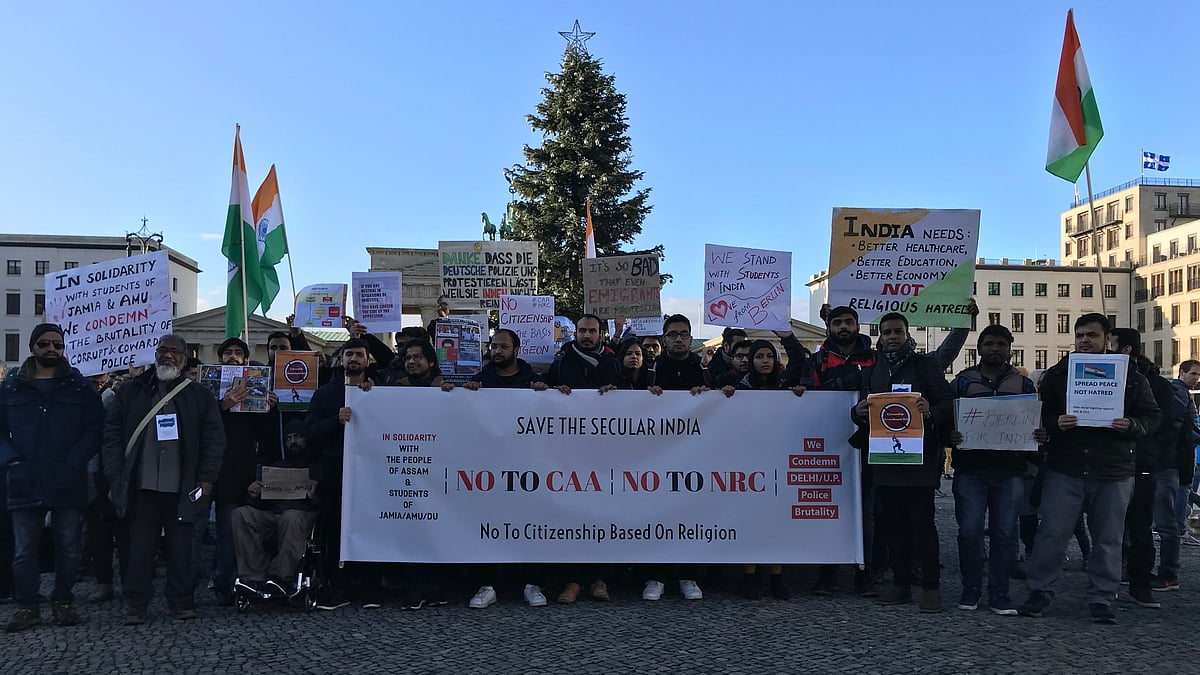 Amid the slogans, protesters also condemned the action of Delhi Police and the UP Police.