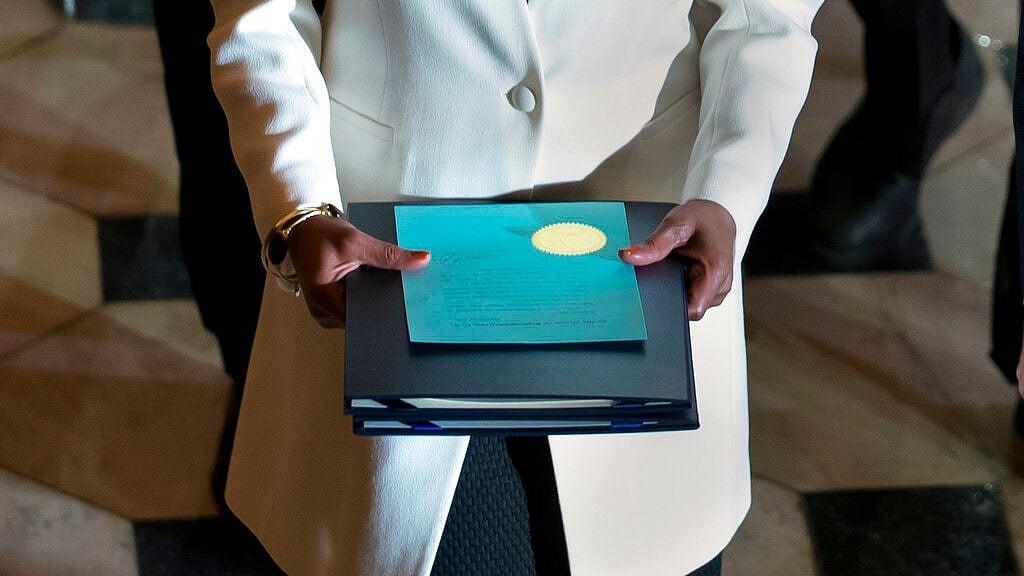 Clerk of the House Cheryl Johnson carries the articles of impeachment against President Donald Trump to the Senate, on Capitol Hill in Washington, Wednesday, 15 January, 2020. 