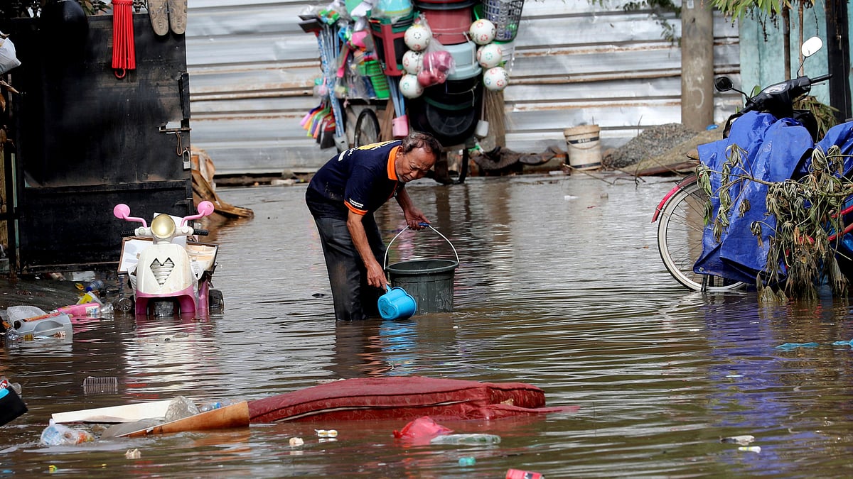 Severe flooding in greater Jakarta has killed 47 people and displaced tens of thousands others displaced. 