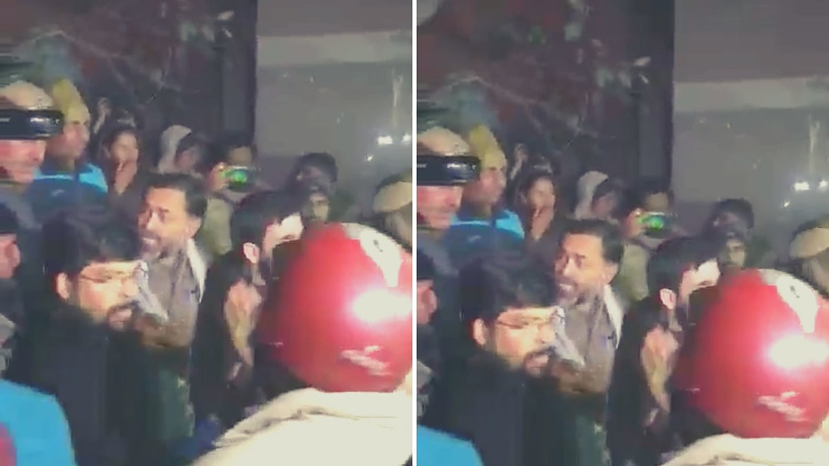 Yogendra Yadav being roughed up outside the JNU gate.