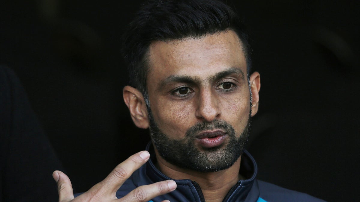 Shoaib Malik has been recalled for Pakistan’s T20 series against Bangladesh.
