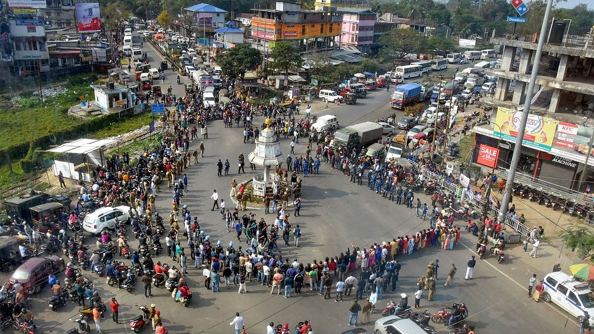 Several women joined hands to form a human chain at Shaheen Bagh amid heavy presence of police.