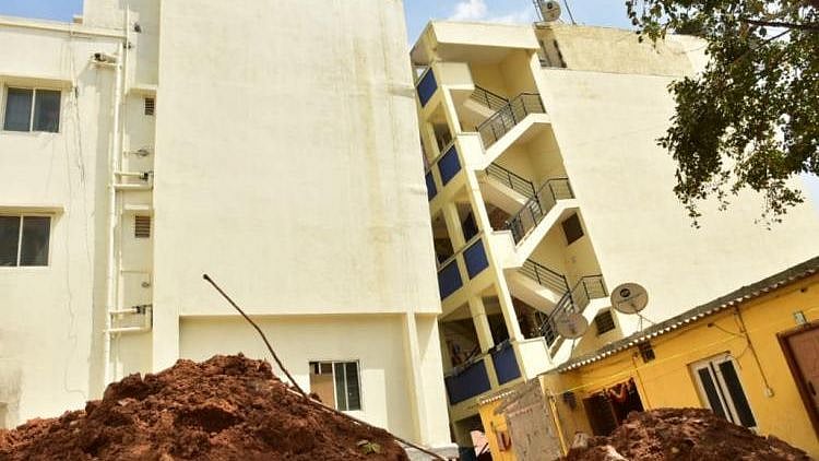 Building in Kempapura, Bengaluru tilts