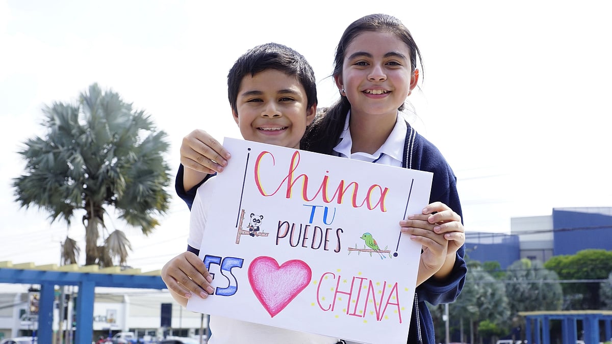11-year-old Javier and his 13-year-old sistershow their support and blessing for China with their painting in San Salvador,the capital of El Salvador. 