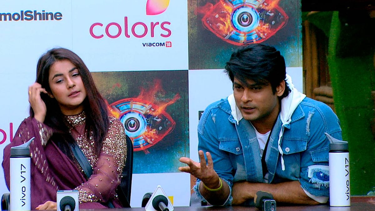 The contestants attend a press conference.