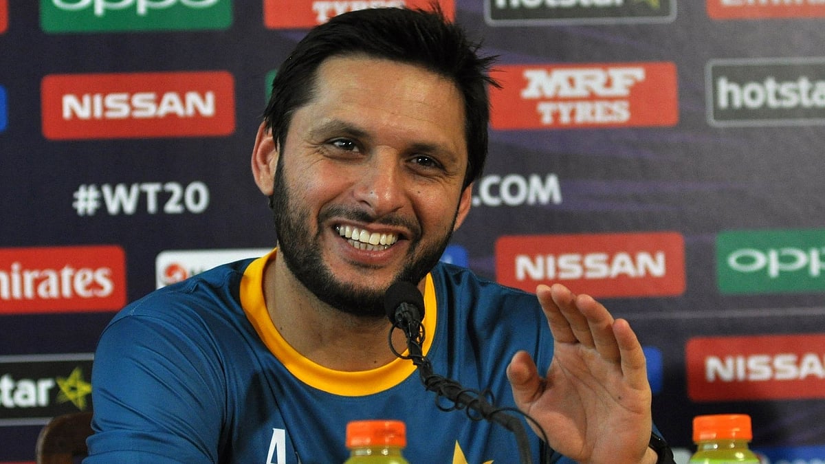 Shahid Afridi has bought the bat put up for auction by Bangladesh wicket-keeper batsman Mushfiqur Rahim in order to raise funds for the ongoing COVID-19 pandemic.&nbsp;