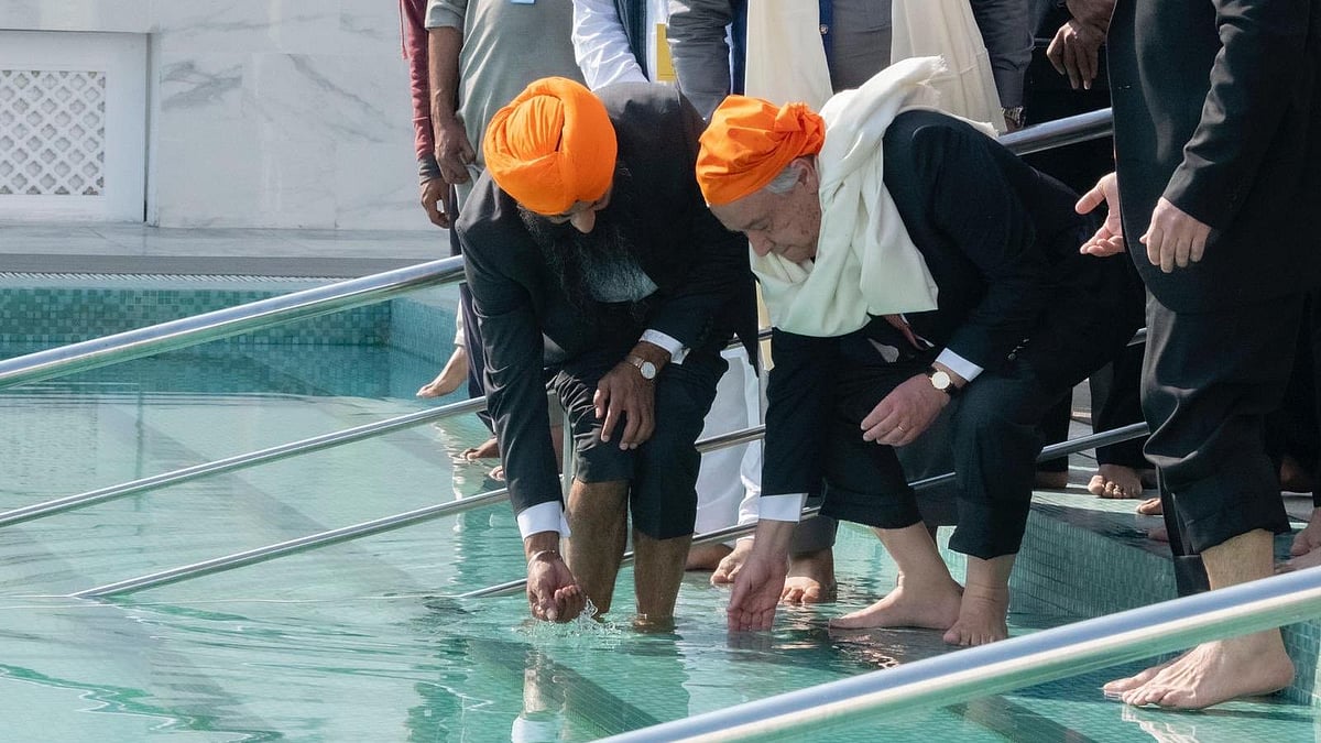 Wearing an orange scarf, Guterres visited different parts of the Gurdwara.