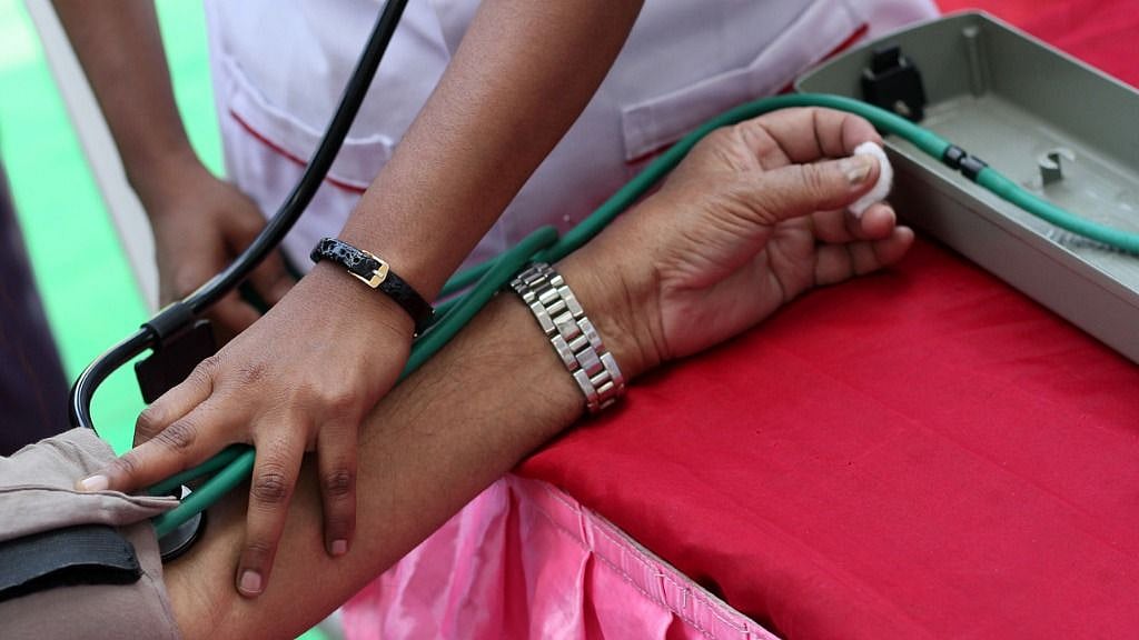 140/90 mm Hg से अधिक या बराबर रीडिंग को हाइपरटेंशन या हाई ब्ल्ड प्रेशर माना जाता है.
