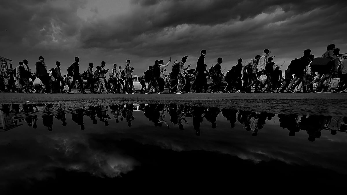 Migrant workers walk to their native places amid the nationwide lockdown, near Delhi-UP border, on 27 March. Image used for representative purposes. 