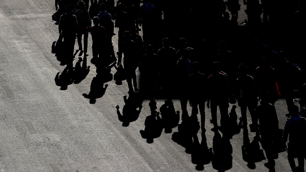 Image of migrant daily wage laborers make the journey to their respective villages on foot following a lockdown amid concern over spread of coronavirus in New Delhi. Image used for representational purposes only.&nbsp;