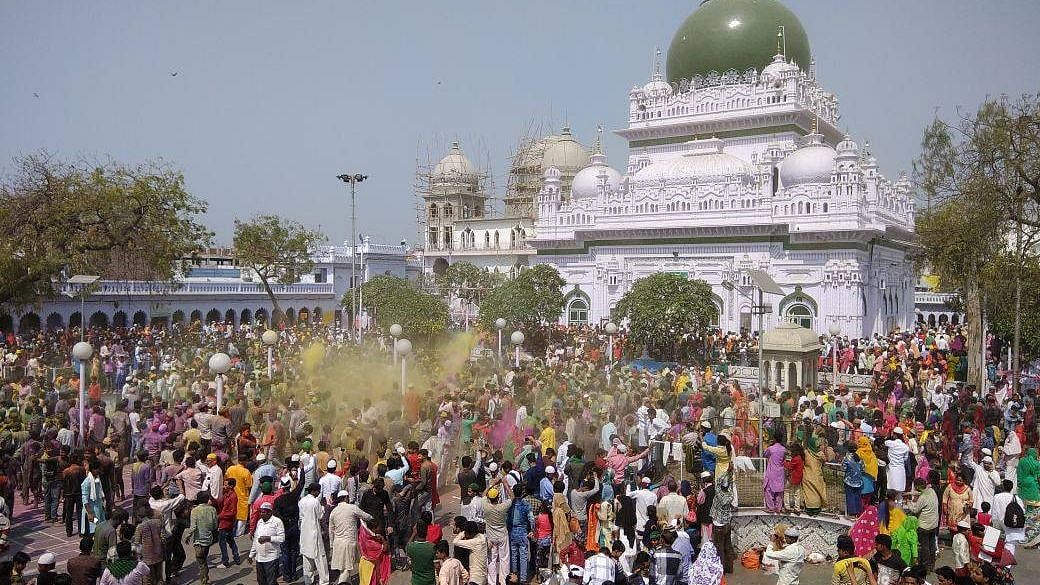 Image of the shrine of the great Sufi saint Haji Waris Ali Shah at Dewa Sharif.