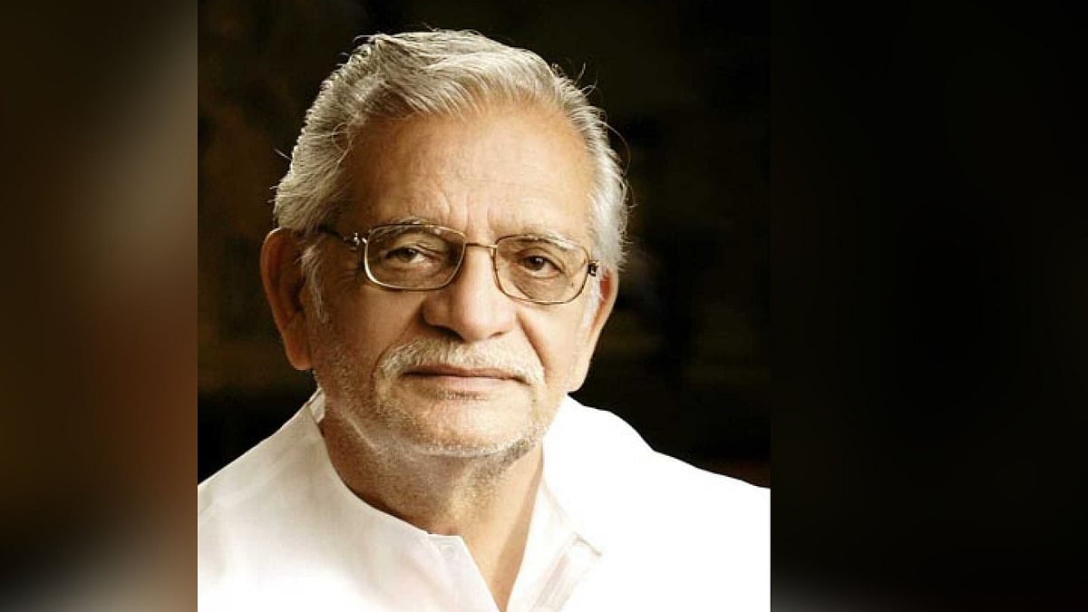 Gulzar recites a poem about the current situation of the country. 