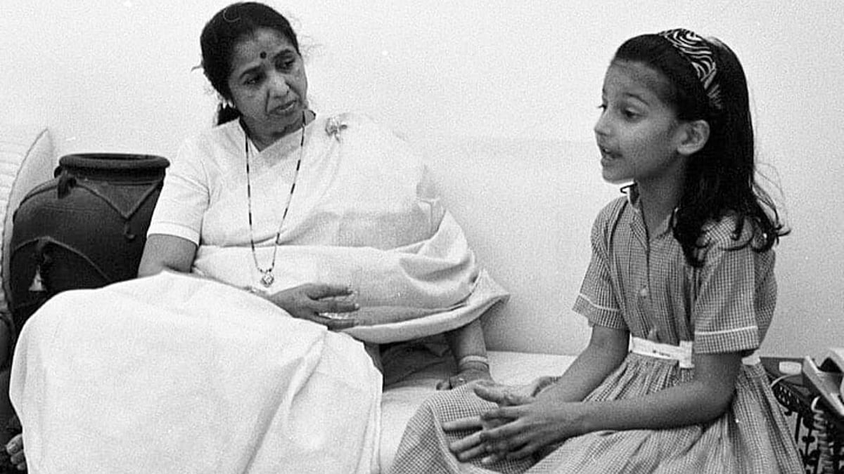Singer Asha Bhosle (L) and Shruti Hassan (R), as Shruti sings for her. 