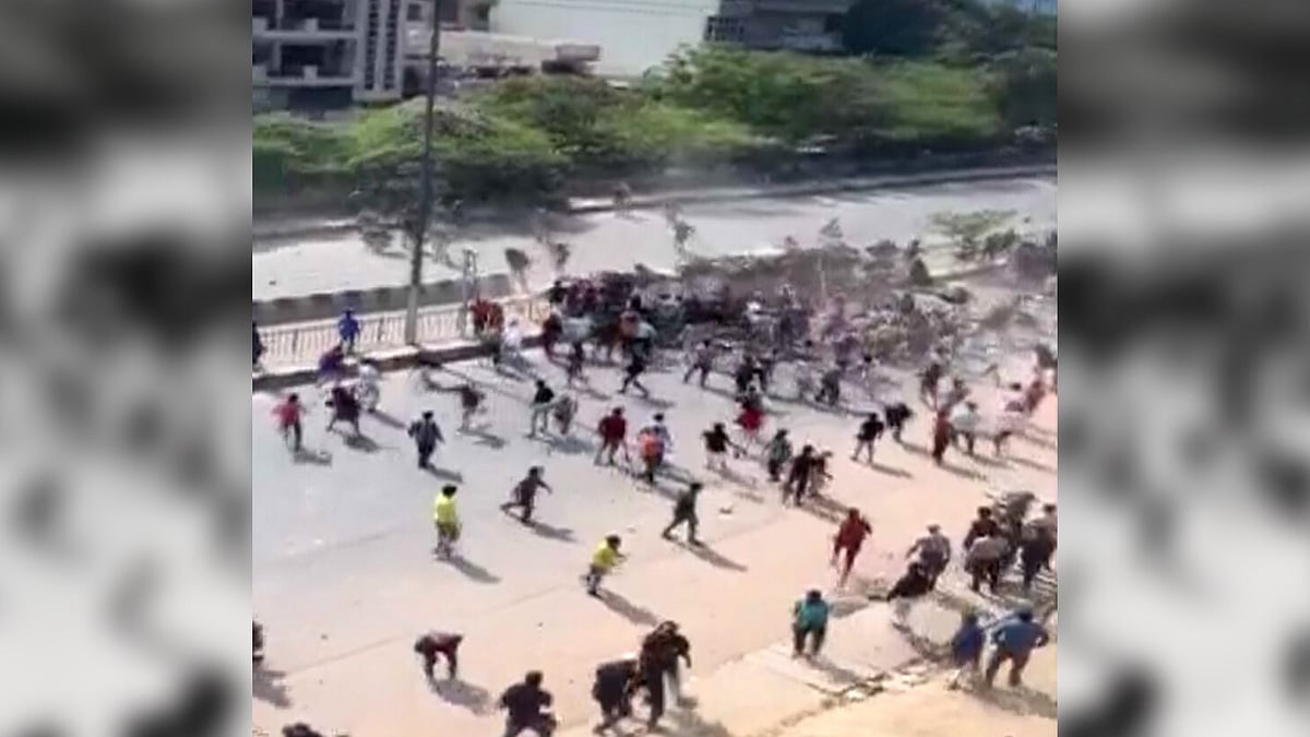 New Wazirabad video shows frenzied mob pelting stones at police.