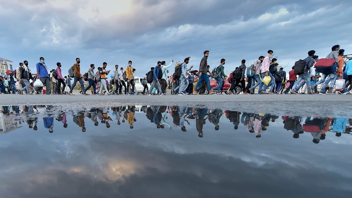 Migrant workers walk to their native places amid the nationwide lockdown, near Delhi-UP border, on 27 March. Image used for representative purposes..