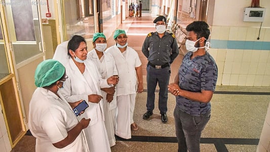 Hemanth, a COVID-19 patient who recovered from his illness interacts with doctors and medical staff at a hospital, in Vijayawada, Saturday, April 4, 2020. Image used for representation.&nbsp;