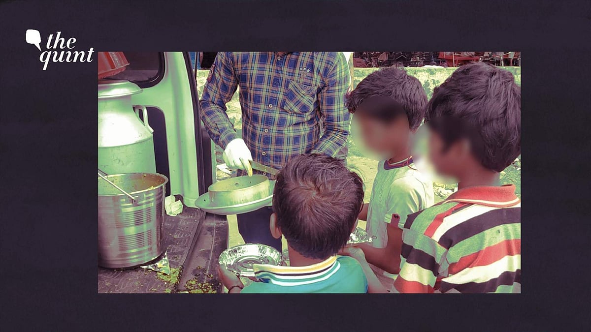 Coronavirus Lockdown in Delhi: Children huddle up to take food in Kashmere gate in Delhi.&nbsp;