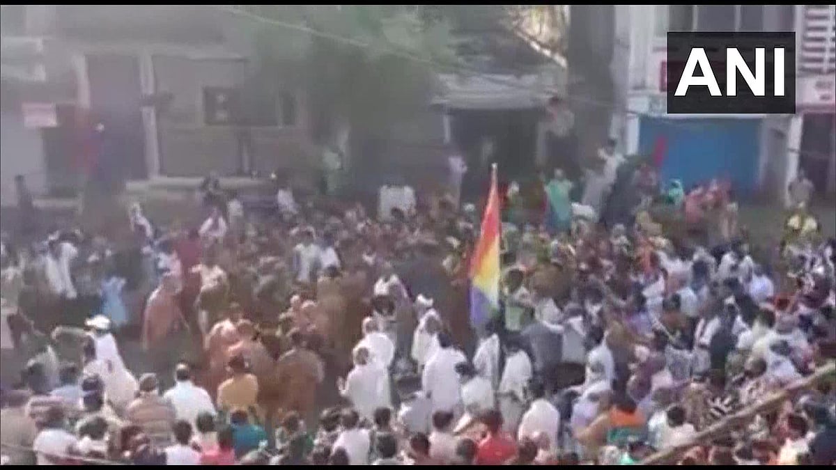 Huge Crowd in MP, Violating Social Distancing Norms to Greet Monk.