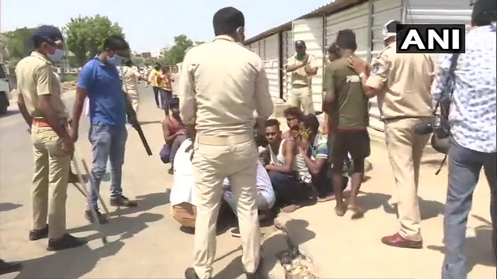 Around 100 migrants gathered at Vastrapur in Ahmedabad.&nbsp;