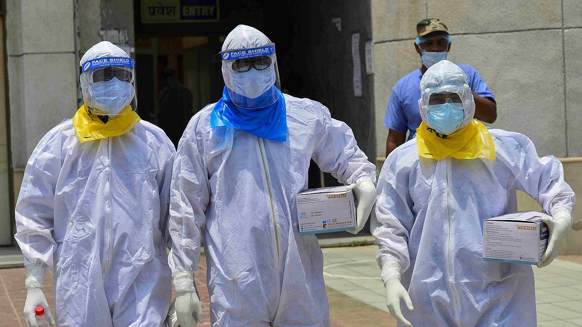 Medics arrive to take samples of suspected COVID-19 patients for lab tests at a government hospital in New Delhi.&nbsp; Image used for representational purpose.