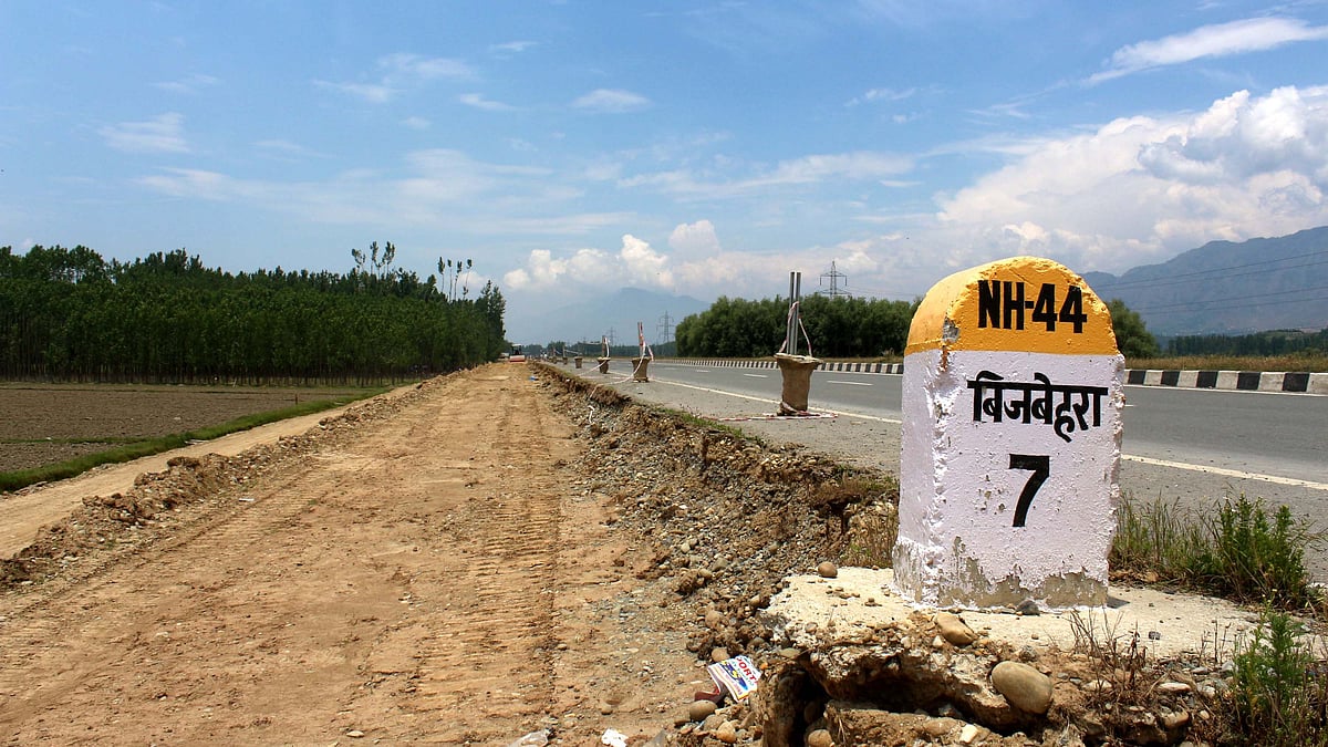 IAF Constructs Emergency Landing Strip in NH-44 in South Kashmir.