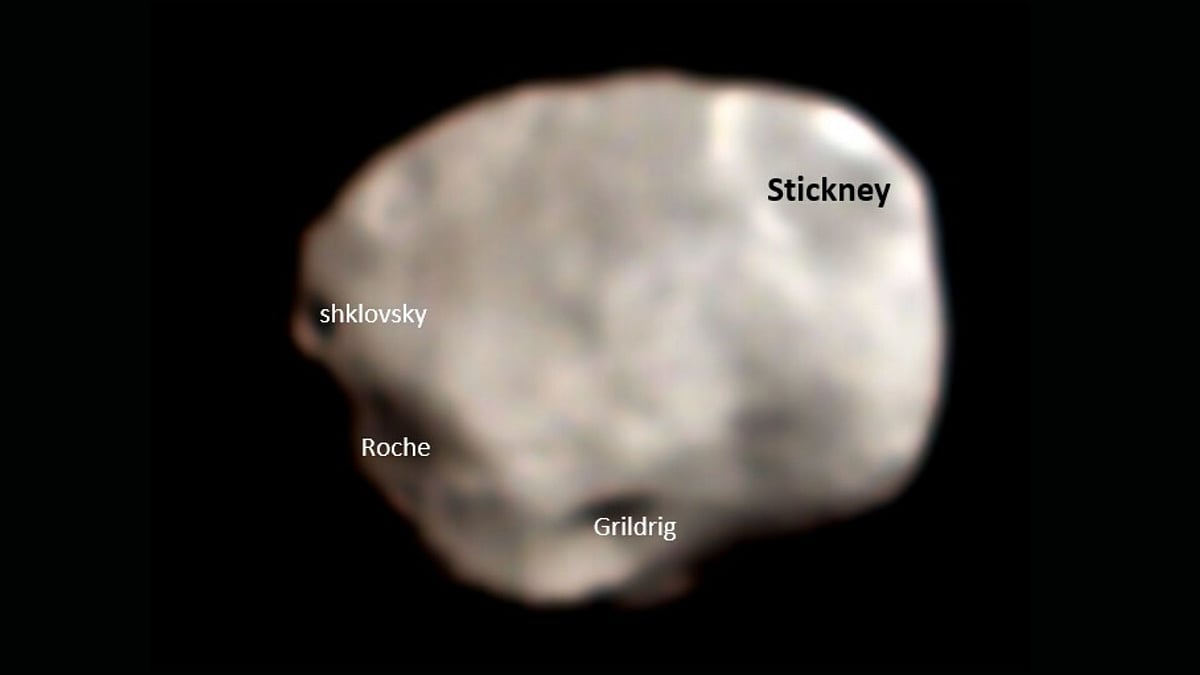 The image was captured on 1 July, when the probe was around 7,200 km from Mars and around 4,200 km from Phobos.