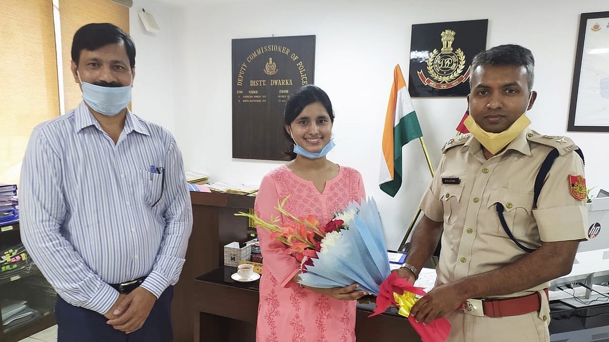 Vishaka Yadav standing with her father (left) ASI Rajendra Yadav and DCP Dwarka Anto Alphonse (right).