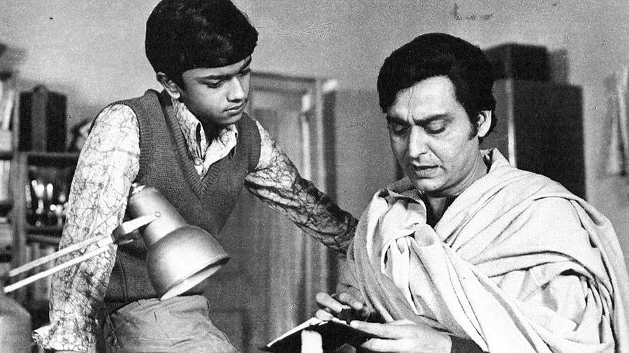 Soumitra Chatterjee and Siddhartha Chatterjee in <i>Sonar Kella.&nbsp;</i>