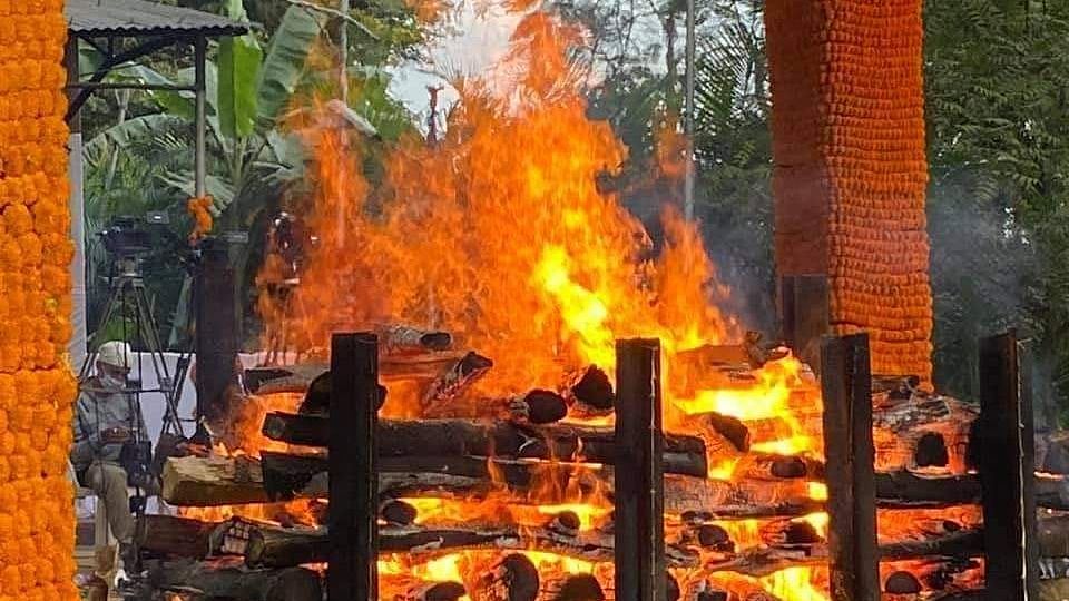 Tarun Gogoi’s last rites were performed with full state honours at the Nabagraha crematorium in Guwahati on Thursday