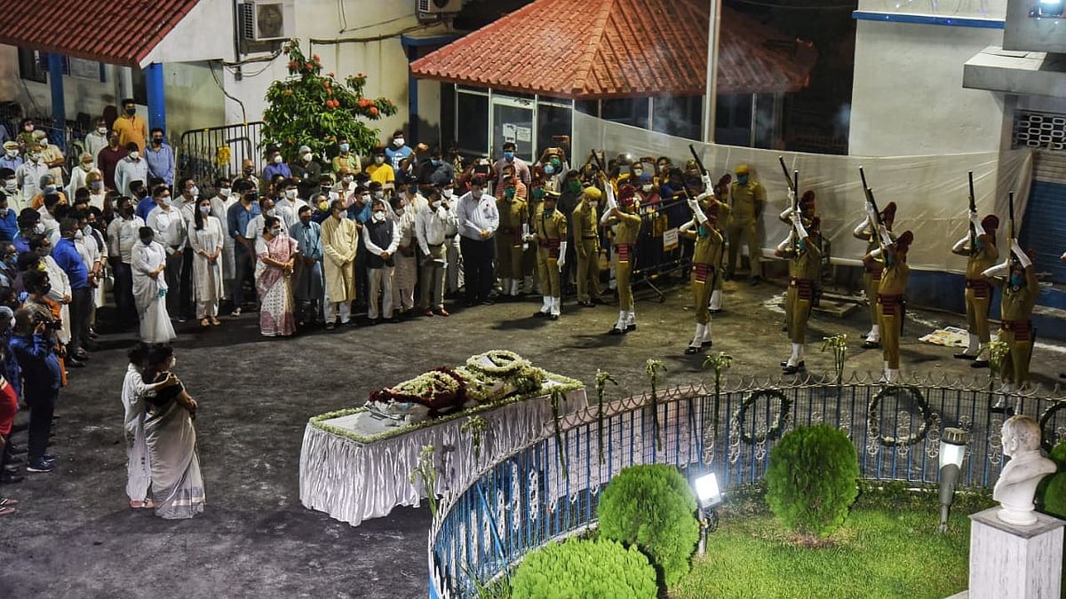 Actor Soumitra Chatterjee was laid to rest with full state honours.&nbsp;