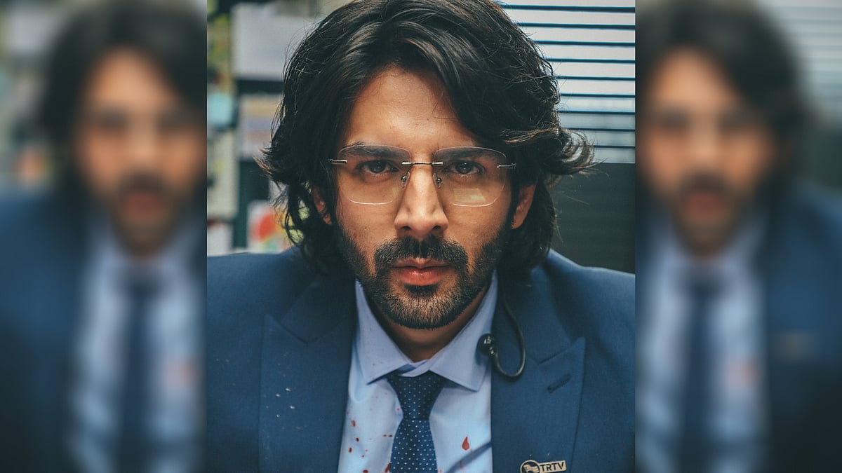 Kartik Aaryan as a TV anchor in <i>Dhamaka</i>.