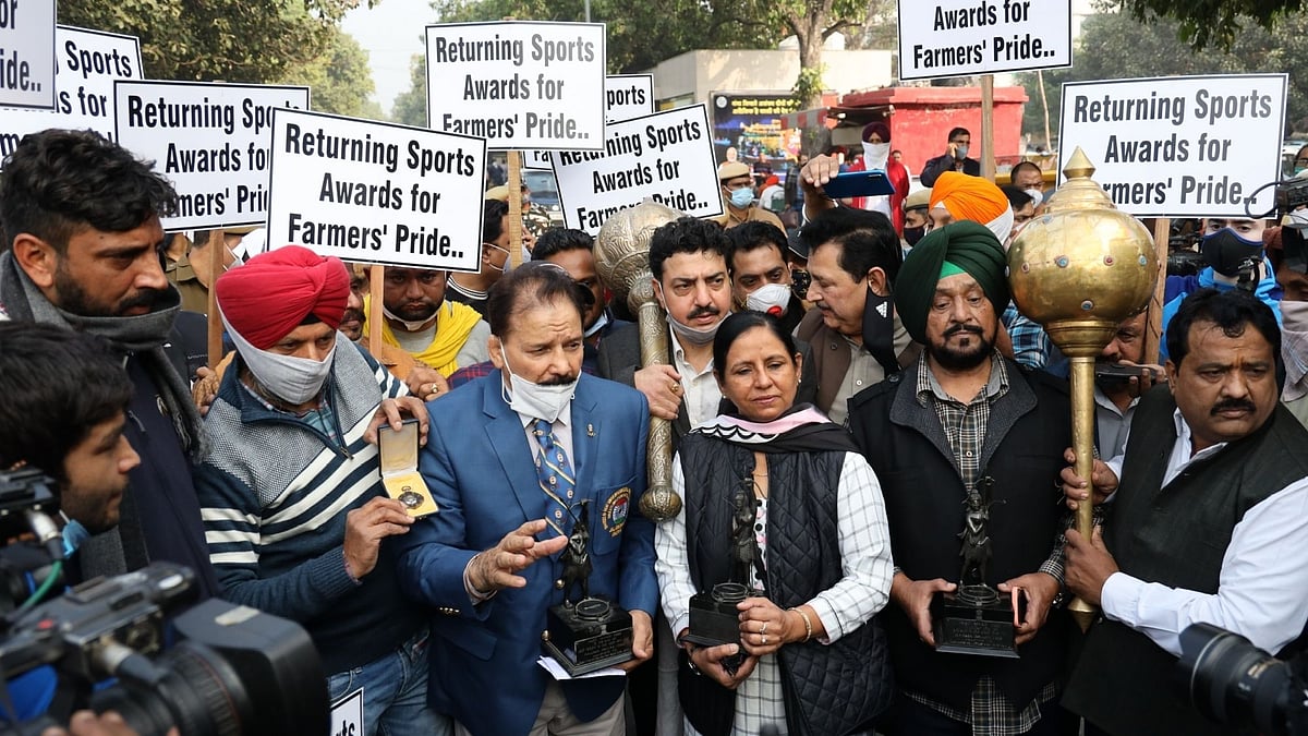 Padma Shri and Arjuna awardee wrestler Kartar Singh, Arjuna awardees hockey players Rajbir Kaur and Gurmail Singh accompanied by other sports persons from Punjab arrive at Rashtrapati Bhavan to return their awards to the President of India.