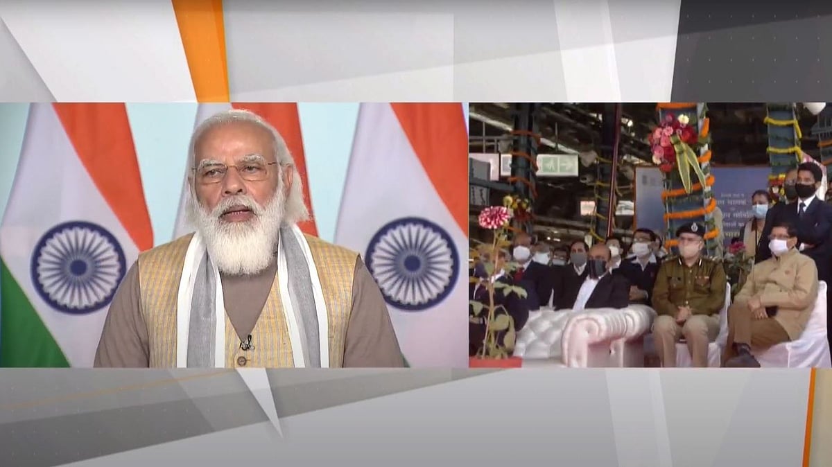 The PM also launched the National Common Mobility Card service on the Airport Express Line.
